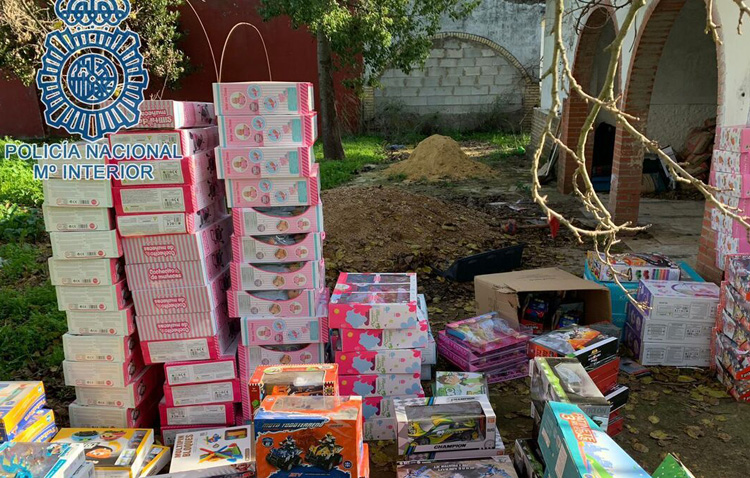Tres detenidos tras esconder en una finca de Utrera un centenar de juguetes robados