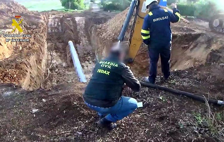 Cuatro detenidos en Utrera por robar más de 2.300 litros de combustible perforando un oleoducto