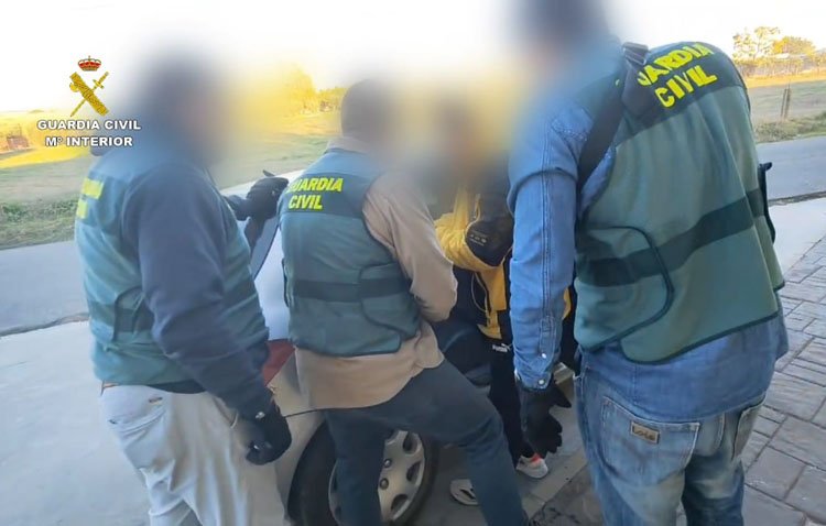 Cuatro detenidos por robar sus ahorros a un hombre mayor amenazándolo con un gran machete en el cuello