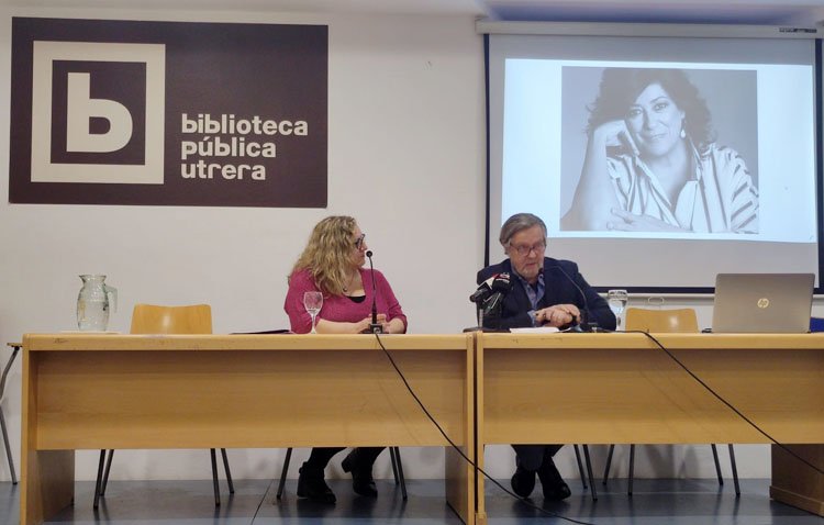 El escritor Felipe Benítez Reyes, protagonista de un entrañable acto que rindió homenaje en Utrera a la desaparecida Almudena Grandes