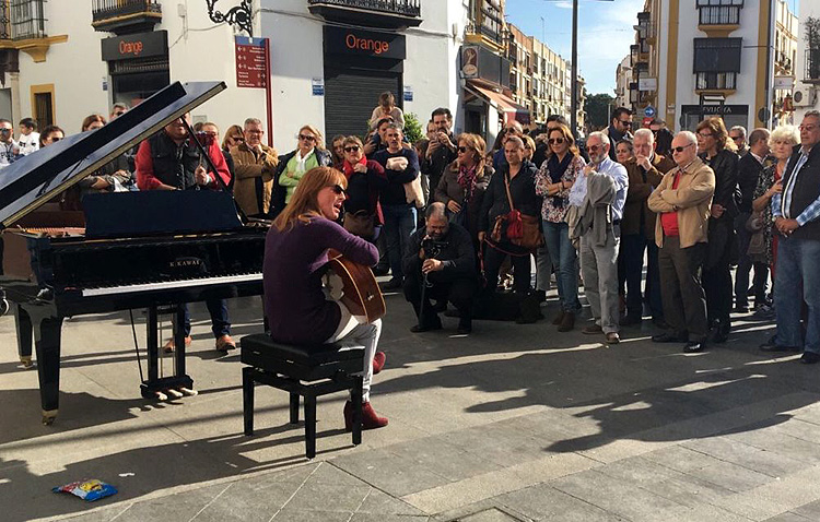 Instrumentos musicales y danza en las calles de Utrera para celebrar el día de Santa Cecilia