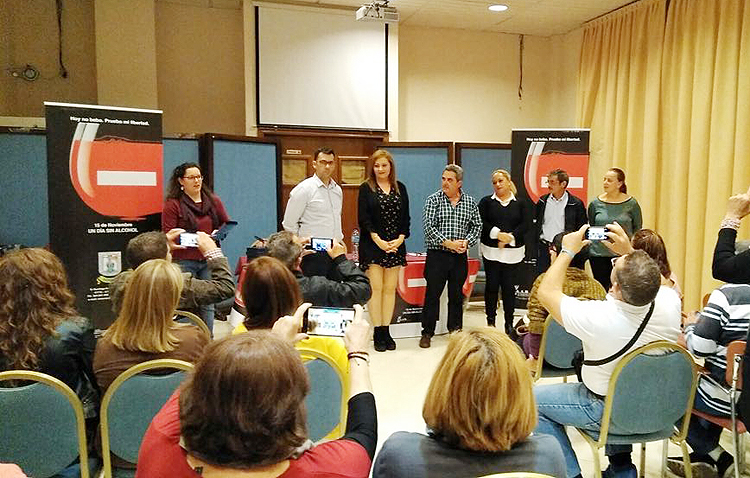 La asociación Renacer y la edil de Participación Ciudadana clausuran los actos por el Día Sin Alcohol