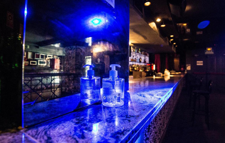 Las discotecas deberán tener un registro de clientes y se reduce el aforo en pubs y en las mesas de los bares
