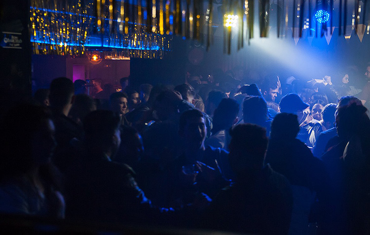 El Ayuntamiento prohíbe la botellona y las discotecas y pubs de Utrera comienzan a anunciar su cierre temporal