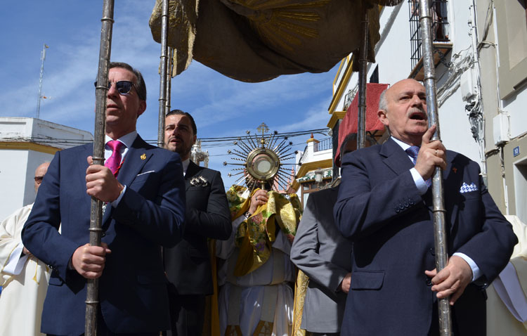 Dos procesiones eucarísticas conmemoran en Utrera la resurrección de Cristo