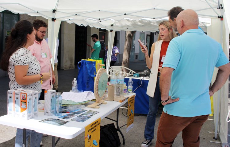 La campaña de promoción del reciclaje impulsada por Ecoembes y el Ayuntamiento de Utrera culmina este viernes en La Fontanilla