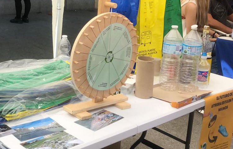 Las actividades de promoción del reciclaje impulsadas por Ecoembes y el Ayuntamiento llegan al mercadillo de Utrera