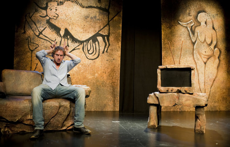 «El cavernícola» llega a Utrera de la mano del actor Nancho Novo