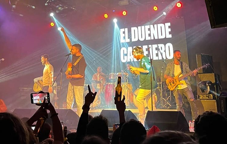 Una noche de preferia para disfrutar de la música de ‘El Duende Callejero’ en la plaza del Altozano