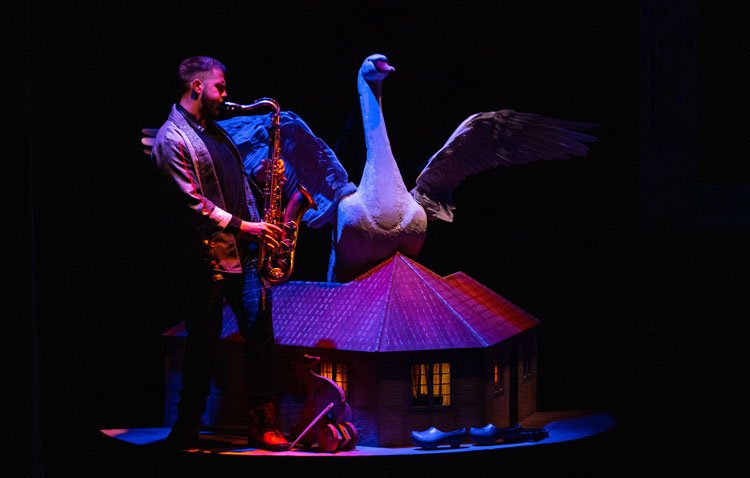 Cita familiar en Utrera con un cuento musical, títeres y narración de la mano de ‘El patito feo’