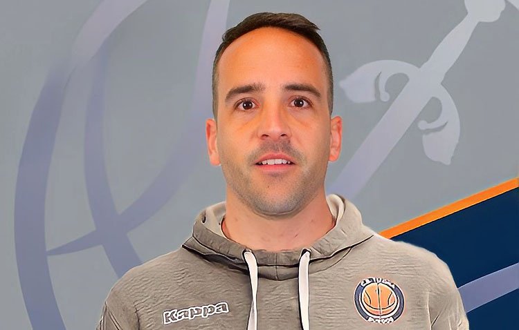 El utrerano Eloy Ramírez levanta la Copa de Castilla y León de baloncesto