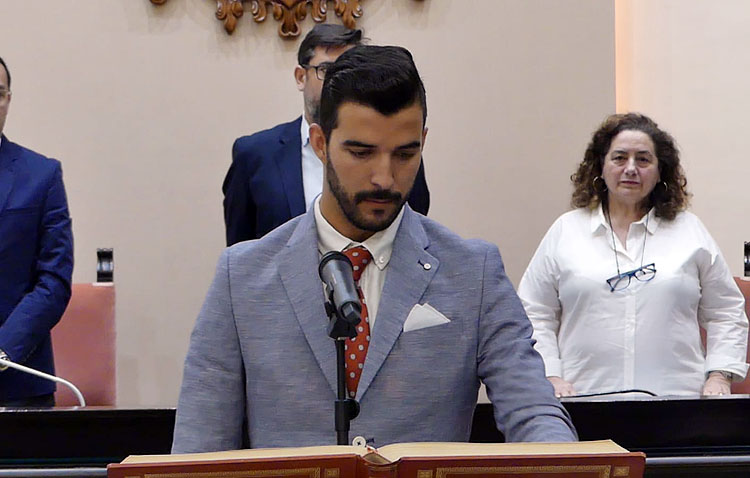 Enrique Carreño jura su cargo como concejal tras su ausencia en la constitución de la corporación municipal