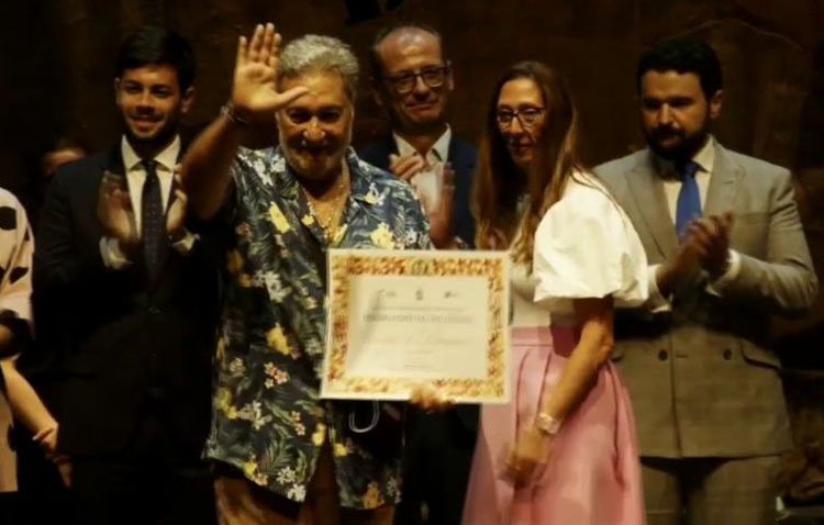 Enrique el Extremeño recibe el premio al mejor artista de acompañamiento en el Festival del Cante de Minas