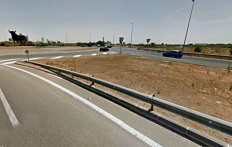 Fallece un motorista tras chocar con la mediana a la entrada de Utrera