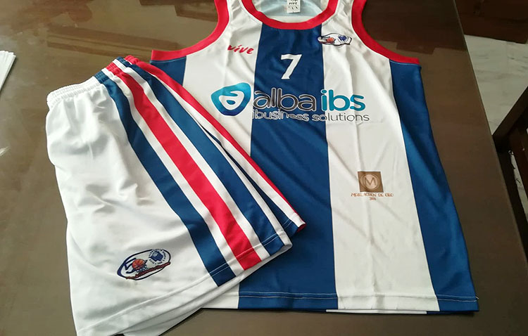 El Club Baloncesto Utrera dona una equipación para recaudar fondos destinados a buscar fármacos contra el coronavirus