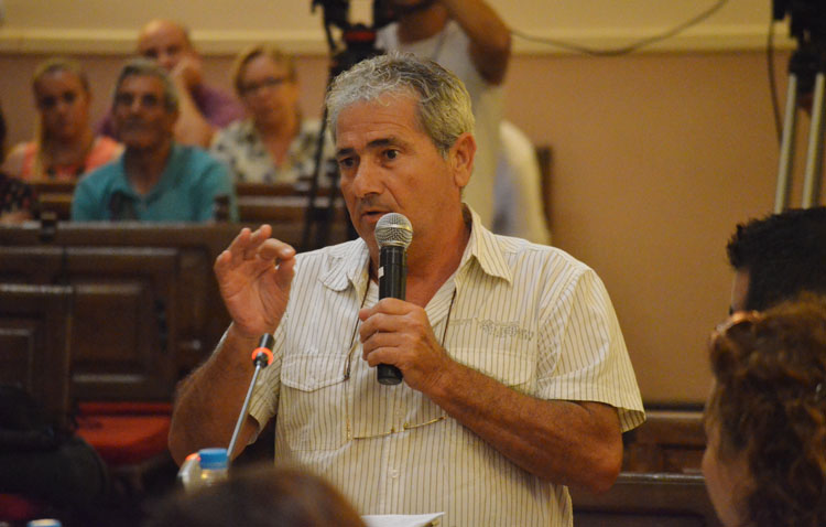 Villalobos incumple su propio reglamento al negar a un utrerano exponer su pregunta en el «escaño ciudadano»
