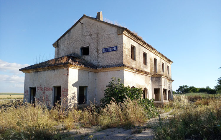 La antigua estación de tren de El Coronil, una parada con destino a ninguna parte en la línea de Utrera a Morón