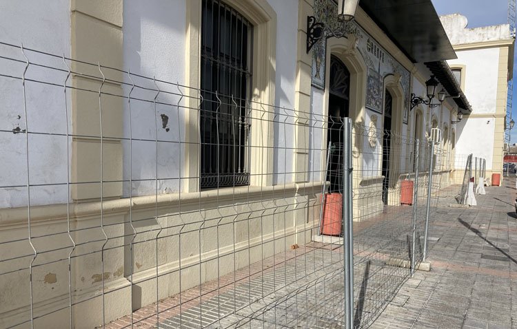 El arreglo del muro y la cubierta de la estación de trenes y la instalación de ascensores, en una reunión del alcalde de Utrera con Renfe