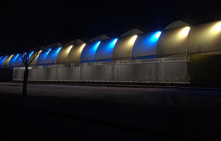 Utrera muestra su repulsa a la guerra iluminando el estadio ‘San Juan Bosco’ con los colores de la bandera de Ucrania