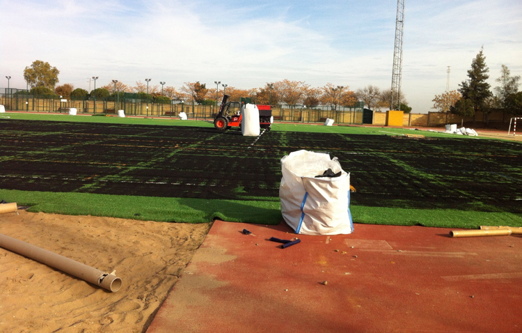 La instalación del césped artificial en el estadio de Vistalegre llega a su fin