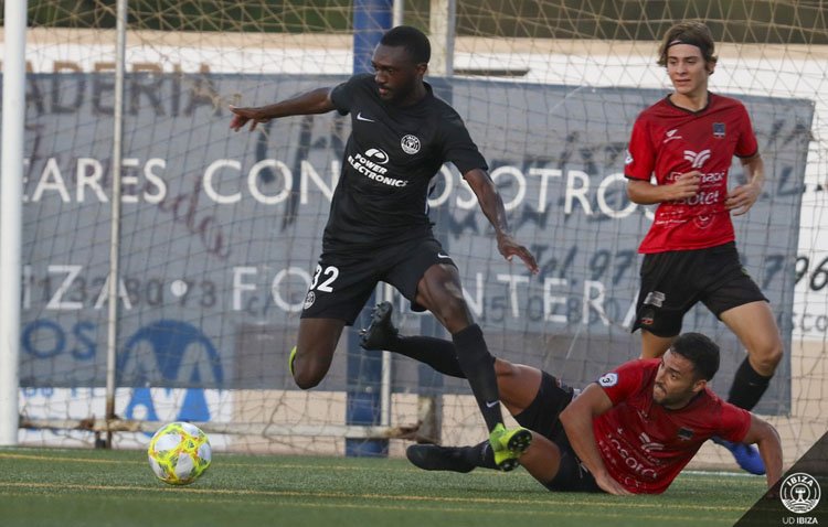 El futbolista utrerano Esteban Orozco, refuerzo internacional para el Antequera