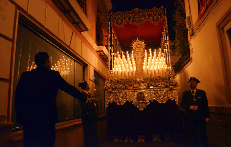 La especial ofrenda floral en la hermandad de los Estudiantes (VÍDEO)