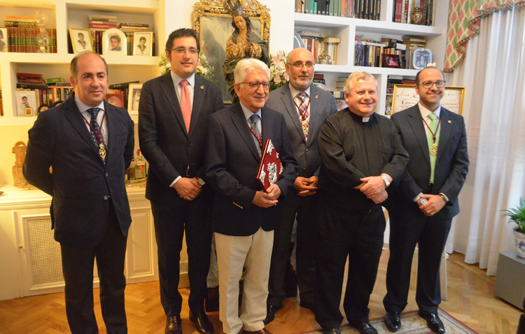 Joaquín Curado recibe las pastas para una exaltación eucarística repleta de «vivencias, creencias y convicciones»