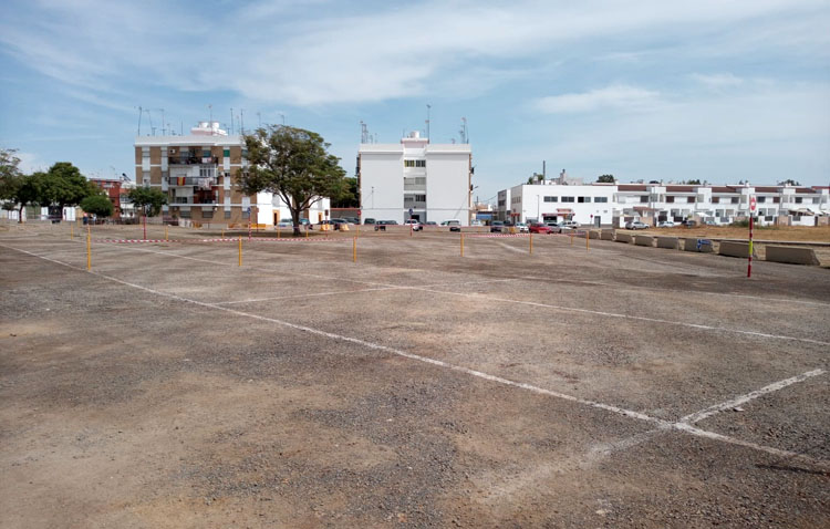 La explanada del Matadero dice adiós a décadas de barro y polvo y reabre acondicionada para más de 250 aparcamientos