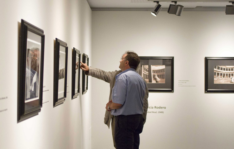 El utrerano Ignacio González, en una exposición fotográfica sobre la Alhambra