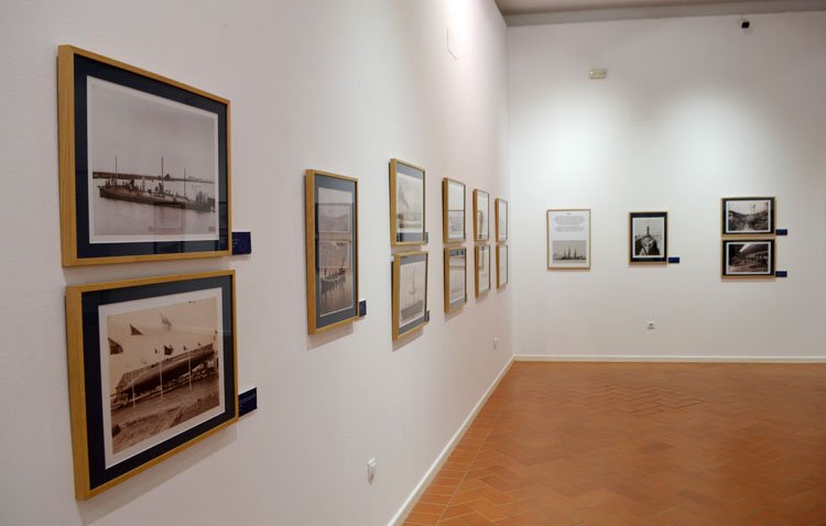 Último día para sumergirse en Utrera en la exposición fotográfica sobre la historia de la Marina española