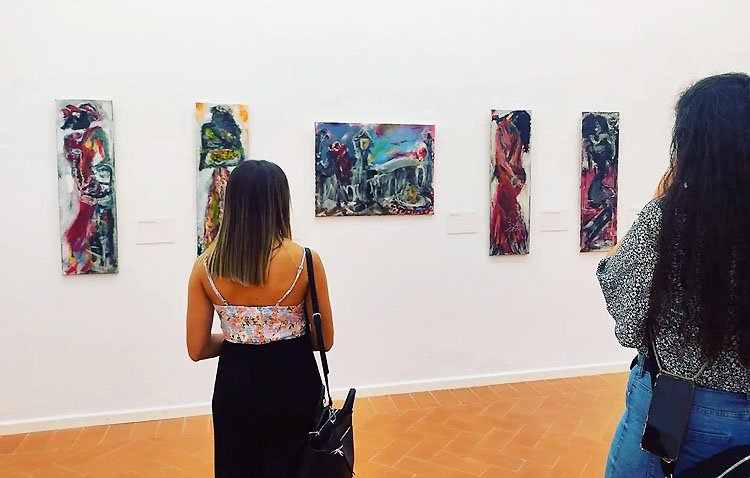 Últimos días para disfrutar en Utrera de la exposición pictórica de la invidente utrerana María José Climent