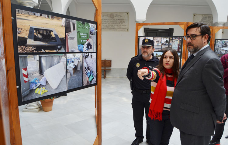 Una exposición muestra la «vergüenza que da» el estado en el que los ciudadanos dejan las calles de Utrera