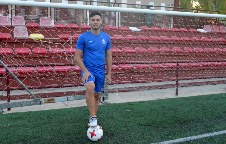 Facundo, el delantero argentino del C.D. Utrera: «No soy de hacer goles lindos. De cara al gol, soy un oportunista»