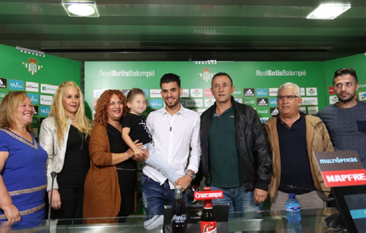 Ceballos, arropado por su familia en la presentación de su renovación (VÍDEO)