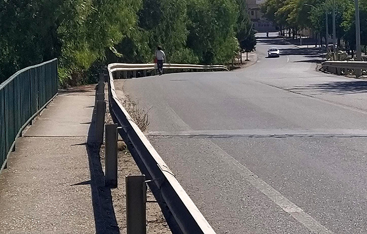 FCUI pide mejorar el acceso al cementerio de Utrera a través del puente de la carretera de Los Palacios