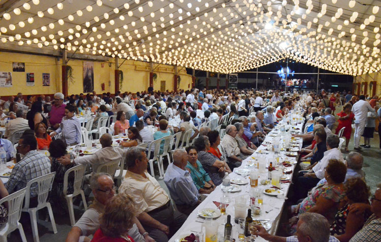 Cena del pescaíto y primeras actuaciones musicales en la caseta municipal