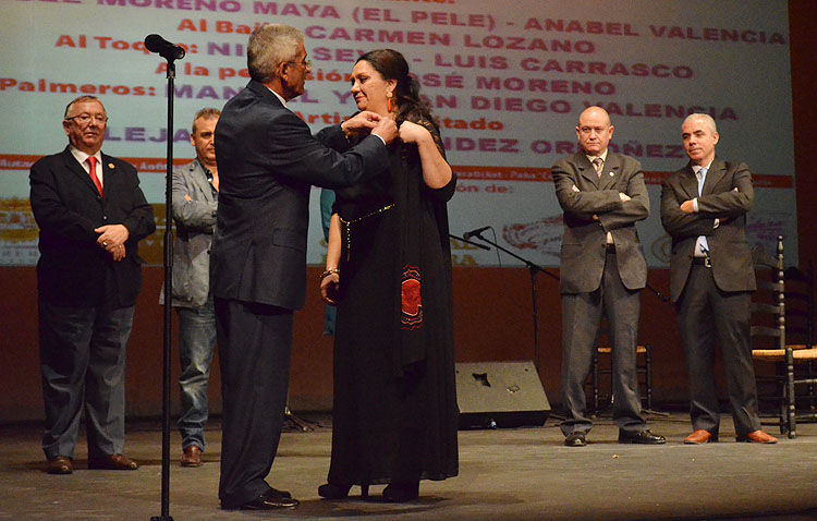 Una emocionada Mari Peña recibe el homenaje del primer Festival del Mostachón sin Curro de Utrera