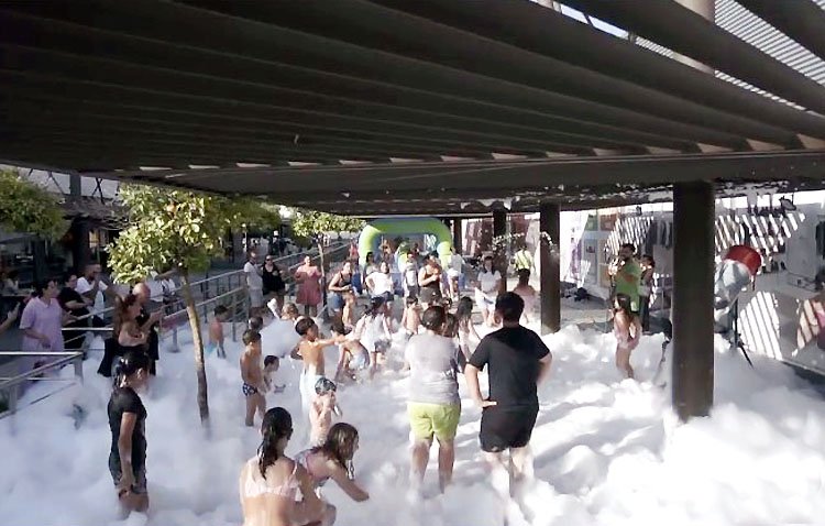 El sábado 17 de junio vuelve la divertida fiesta de la espuma al centro comercial ‘Almazara Plaza’