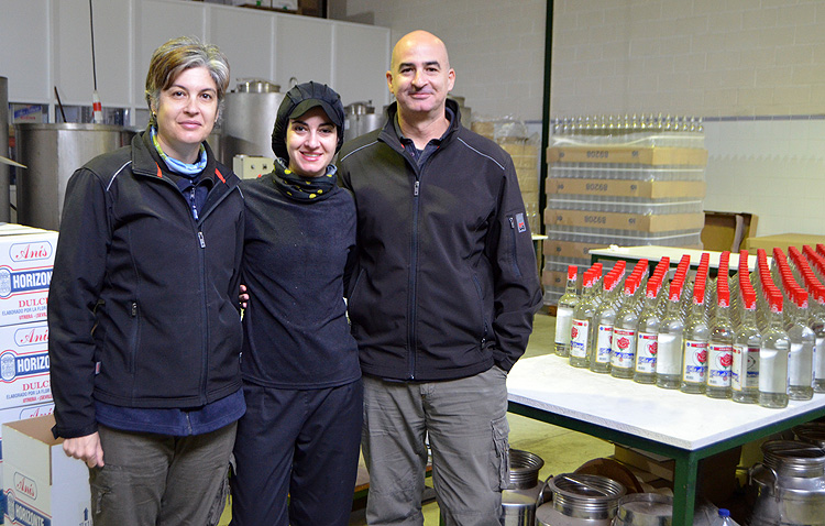 Tres hermanos para dar vida al emblemático anís «Flor de Utrera»