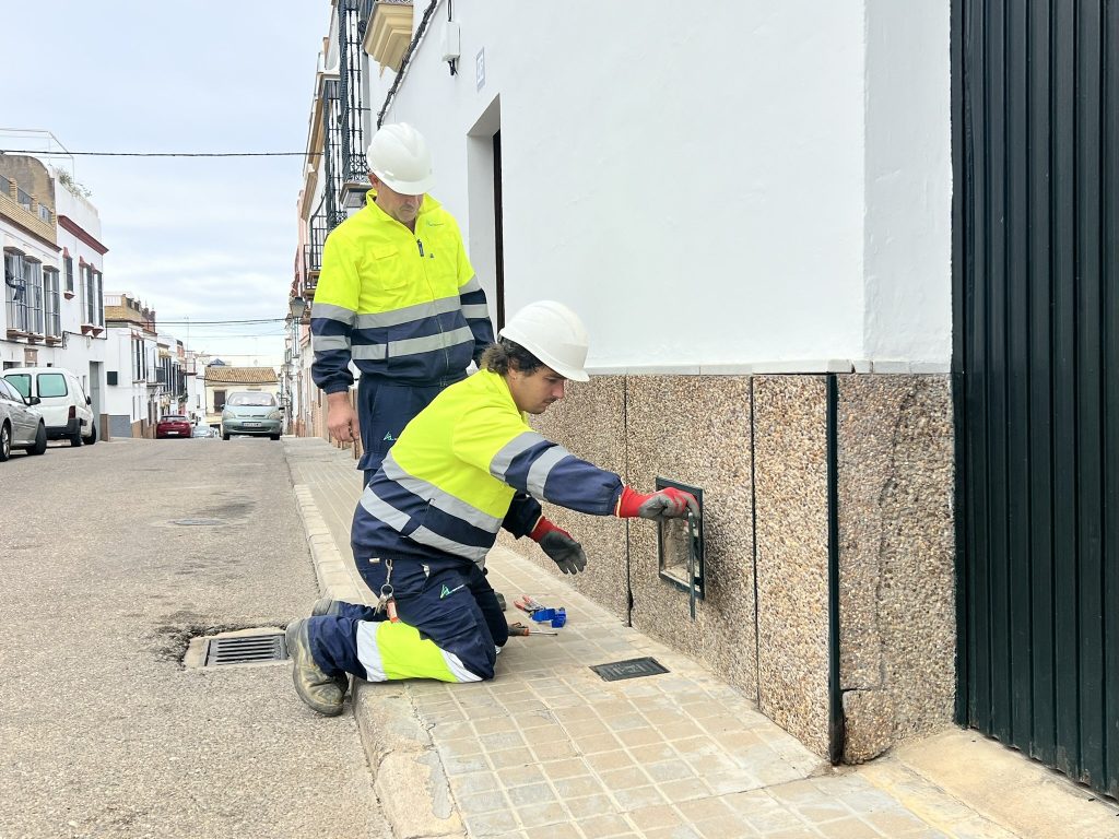 El servicio de abastecimiento llega a todas las poblaciones afectadas por la avería de la red de transporte de Aguas del Huesna