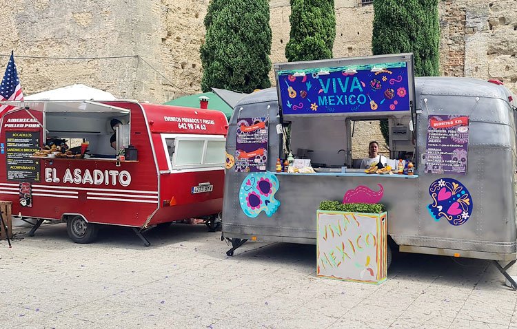 Un campeonato del mundo de ‘foodtrucks’ y un mercadillo de comercios de Utrera llenan de actividad el paseo de Consolación