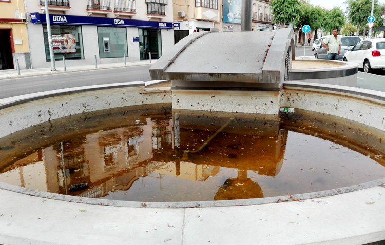 Sin fecha para el arreglo de la fuente del monumento de María Auxiliadora, que Villalobos achaca a un «error de diseño»