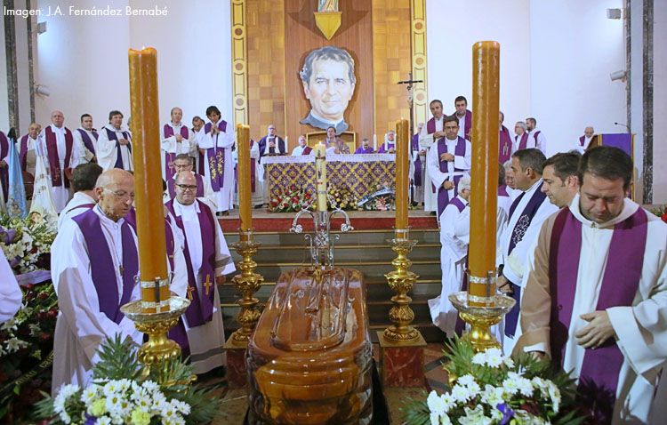 Una multitudinaria despedida en Utrera a «un excelente sacerdote y un ejemplar salesiano» (VÍDEO)
