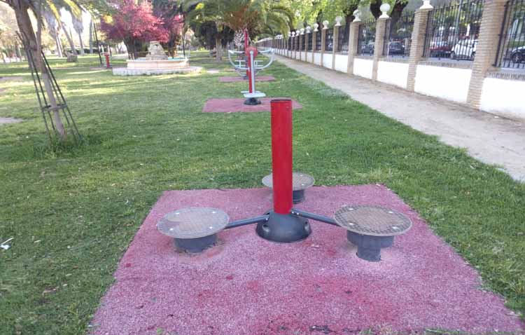 «Vida saludable» en aparatos de gimnasia destrozados y mohosos