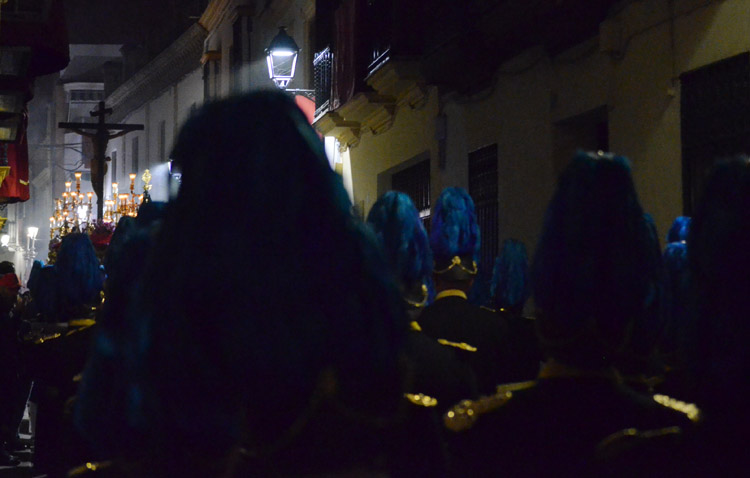Intensas horas cofrades en Utrera para enlazar el Jueves Santo y el Viernes Santo