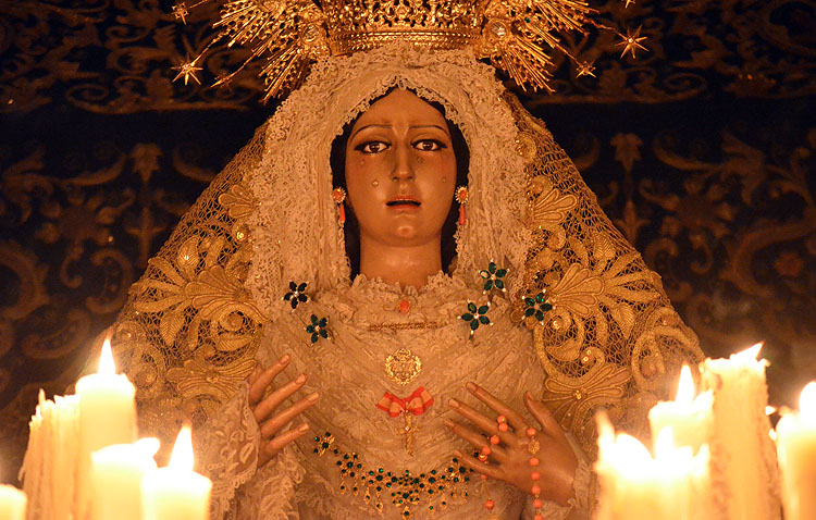 La hermandad de los Gitanos celebra una vigilia de oración y los cultos anuales en honor a la Virgen de la Esperanza