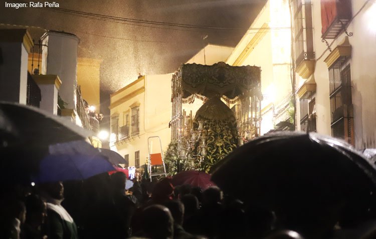 Los Gitanos trataron de obrar el milagro en una Madrugá que terminó pasada por agua [GALERÍAS Y AUDIO]
