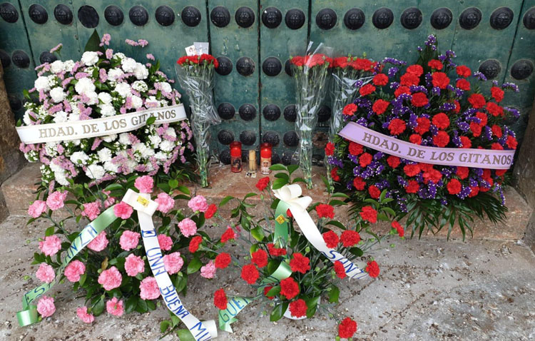 La parroquia de Santiago recibe también flores para los titulares de Los Gitanos