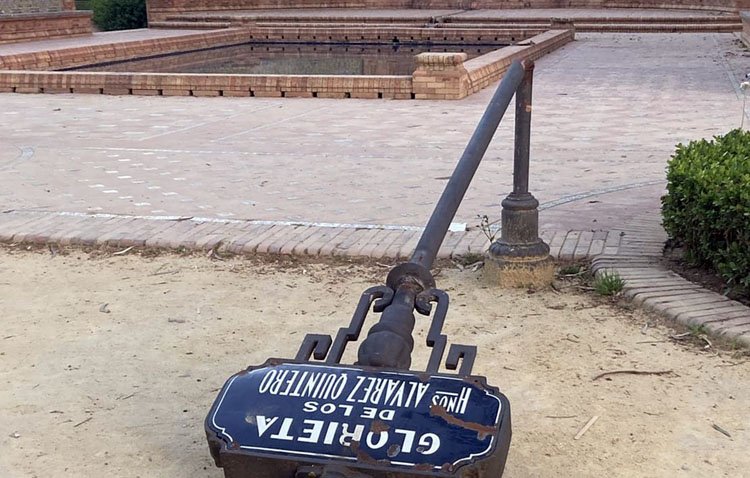 La histórica glorieta dedicada a los utreranos Álvarez Quintero en el parque de María Luisa de Sevilla sufre el ataque de los vándalos