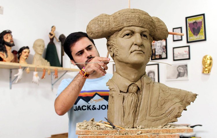 Una exposición multidisciplinar sobre la tauromaquia aterriza en la Casa de la Cultura de la mano del utrerano Gonzalo Quesada